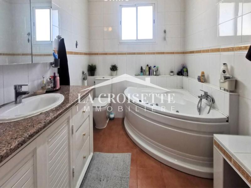 Villa S+5 avec piscine à L a Marsa